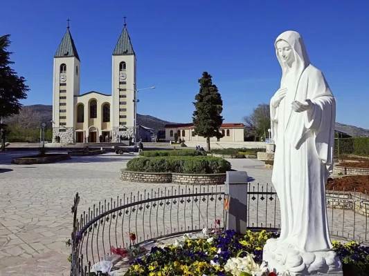 Medjugorje Sagrato chiesa e statuta della Madonna, Regina della Pace. Pellrginaggio a Pasqua a Medjugorje