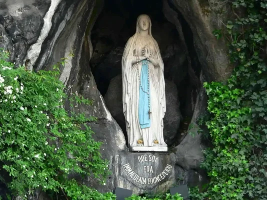 Lourdes statua della Madonna nella grotta