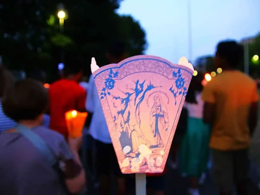 Santuario di Lourdes processione dei pellegrini con le fiaccole, pellegrinaggio Tu Sei Pietro Viaggi