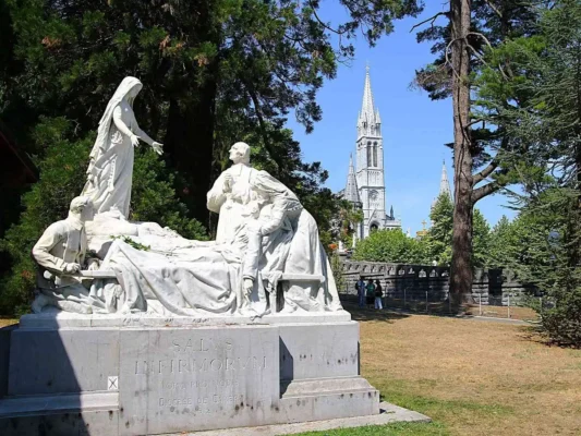 Statua di marmo dedicata all'ammalato nel santurio di Lourdes