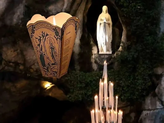 Santuario di Lourdes, grotta della Madonna con fiaccola accesa e candeliere