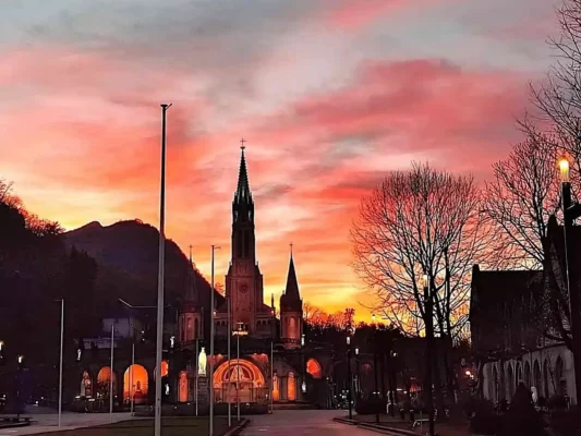 Santuario di Lourdes al tramonto. basilica Santo Rosario