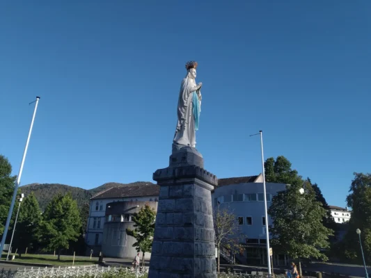 Lourdes statua della Madonna Immacolata Concezione