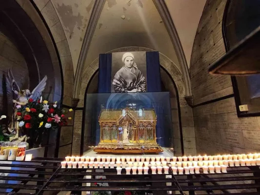 Santuario di Lourdes, teca reliquie di Santa Bernadette Tu Sei Pietro Viaggi