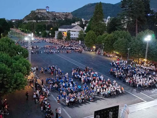 Santuario di Lourdes processione serale dei pellegrini con con le fiaccole