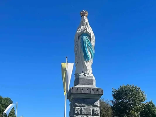 Lourdes statua della Madonna