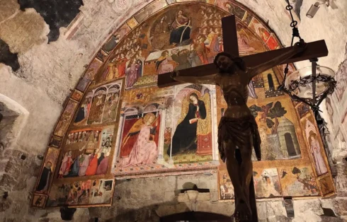 Assisi Cappella Porziuncola con Affresco e Crocefisso pellegrinaggio Tu Sei Pietro Viaggi