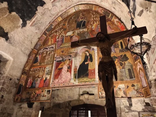 Assisi Porziuncola abside affrescato e crocefisso ligneo pellegrinaggio Tu Sei Pietro Viaggi