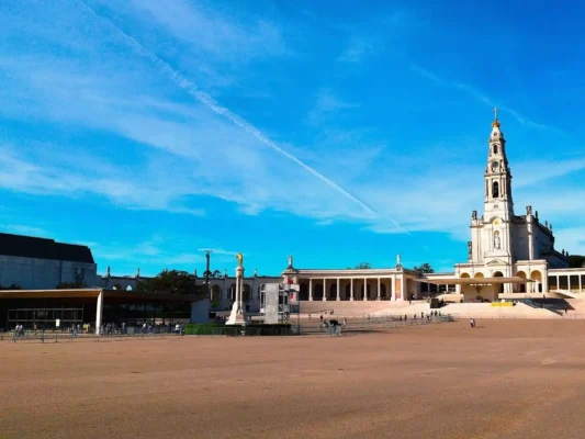 Fatima, basilica santo Rosario del santuario ecappellina apparizioni. Pellegrinaggio Tu Sei Pietro Viaggi