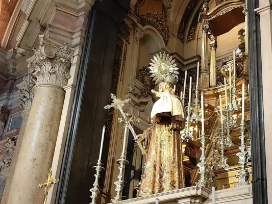 Fatima, pala d'altare con stataua di sant'Antonio nella basilica omonima di Lisbona. Pellegrinaggio Tu Sei Pietro Viaggi