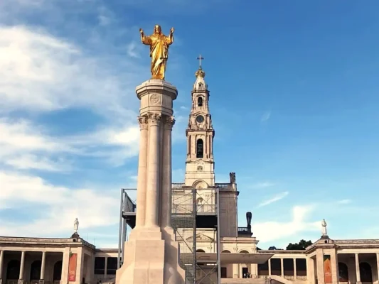 Fatima, santuario in Cova d'Iria con Cristo benedicente su colonna e basilica santo Rosario. www.tuseipietroviaggi.it