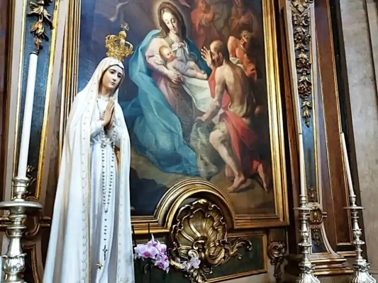 Fatima, statua della Madonna Regina del santo Rosario con quadro della Natività. Tu Sei Pietro Viaggi.