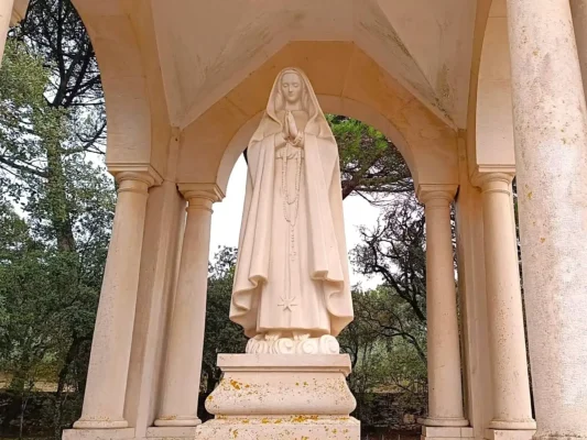 Fatima, statua in marmo bianco mare in località Aljustrel dove è apparsa la madonna. Tu Sei Pietro Viaggi.