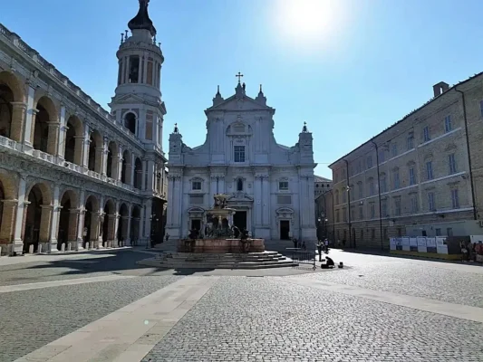 Loreto Piazza del Santuario e facciata Basilica. Pellegrinaggio in tre santuari d'Italia Tu Sei Pietro Viaggi