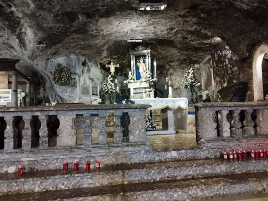 Monte sant'Angelo, grotta basilica san Michele Arcangelo. Pellegrinaggio da san padre pio Tu Sei Pietro Viaggi