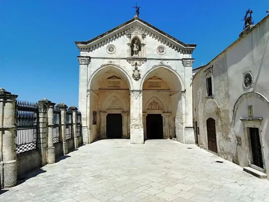 Monte Sant'Angelo in Puglia entrata della basilica. Pellegrinaggio in tre santuari d'Italia, San Giovanni Rotondo Tu Sei Pietro Viaggi.