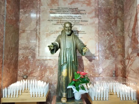 San Giovanni Rotondo Statua di San Padre Pio. Pellegrinaggio da san Padre Pio. Tu Sei Pietro Viaggio