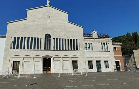 San Giovanni Rotondo facciata Basilica Madonna delle Grazie. Pellegrinaggio in tre santuari d'Italia Tu Sei Pietro Viaggi