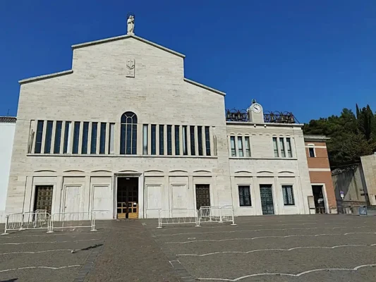 San Giovanni Rotondo facciata Basilica Madonna delle Grazie. Pellegrinaggio Tu Sei Pietro Viaggio