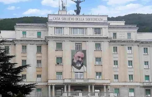 San Giovanni Rotondo facciata ospedale della sofferenza di Padre Pio. Pellegrinaggio in 3 santuari d'Italia Tu Sei Pietro Viaggi